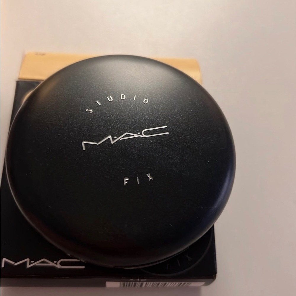 MAC Cosmetics Studio Fix Powder Plus Foundation C2